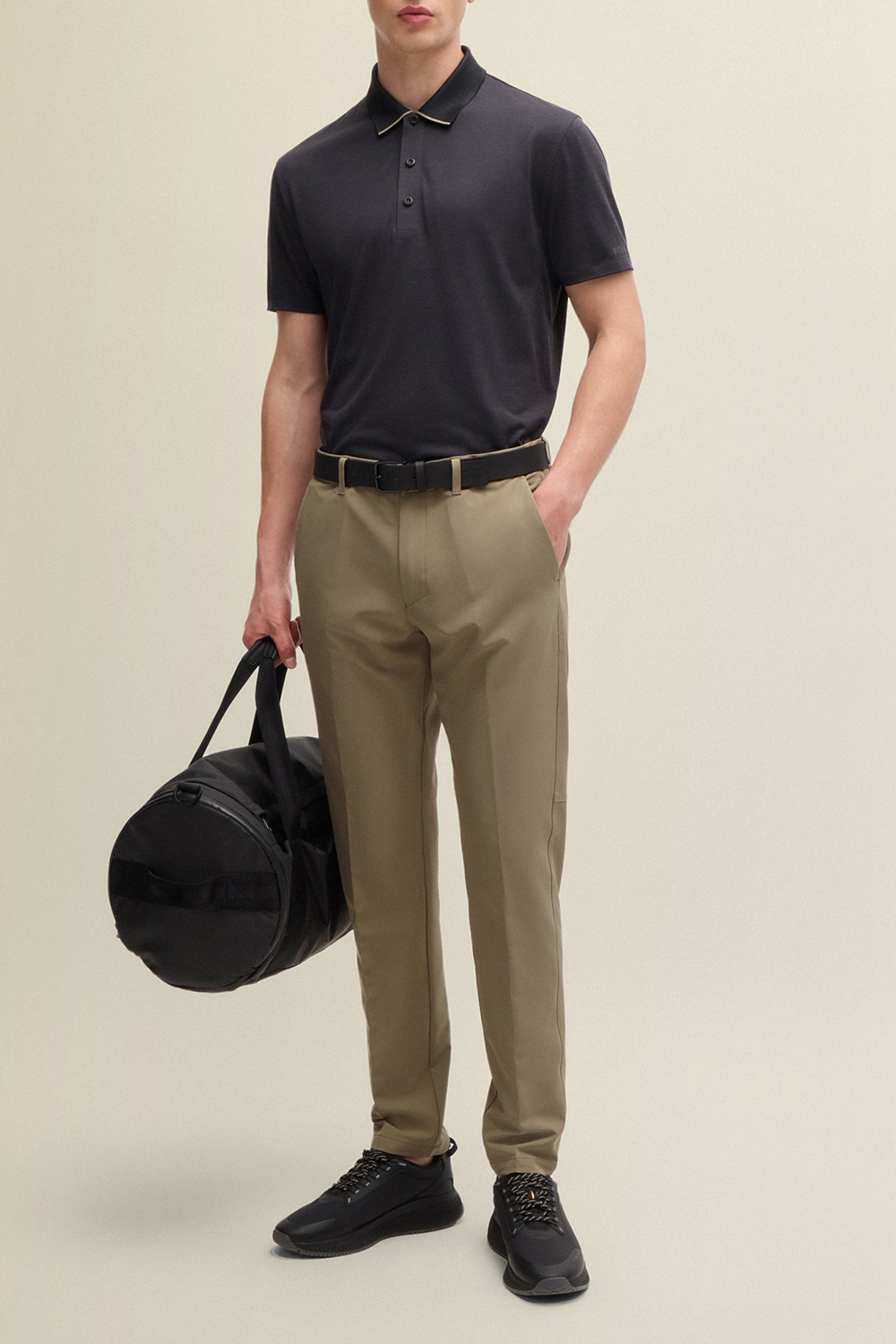 תמונת כל הלוק של מכנסי צ'ינו סלים פיט